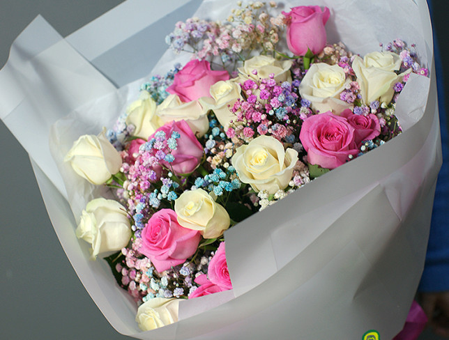 Букет с розами и крашеной гипсофилой "Радуга цветов" Фото